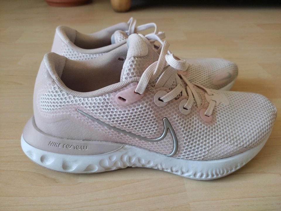 Nike Renew Turnschuhe Gr. 38.5 in Winsen (Luhe)