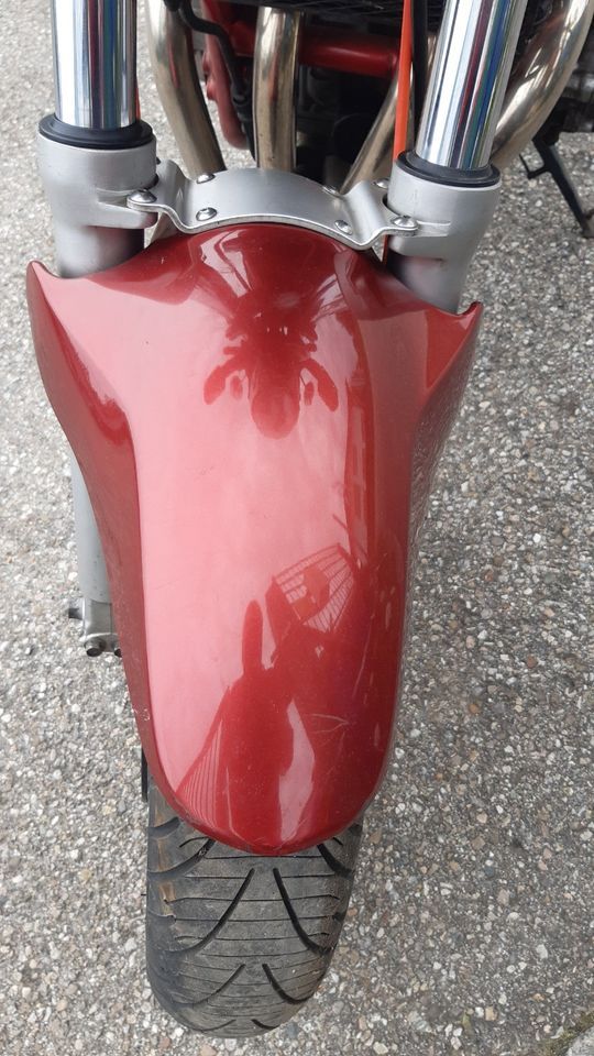 Suzuki GSF 600 GN 77 Bandit Kotflügel vorne rot guter Zustand in Altfraunhofen