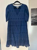 Kleid mit Lochstickerei Frankfurt am Main - Sachsenhausen Vorschau
