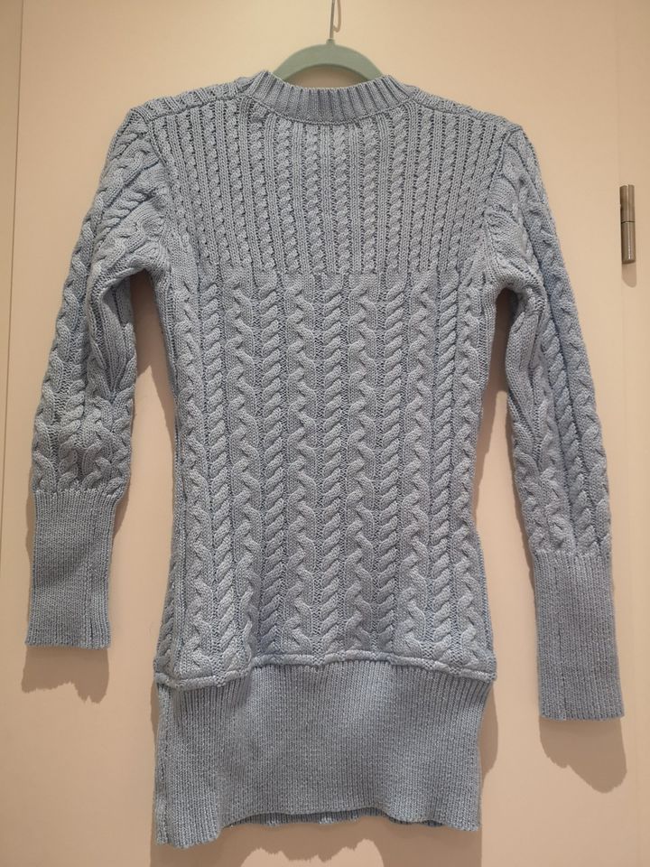 Hellblauer Strickpullover in Berlin