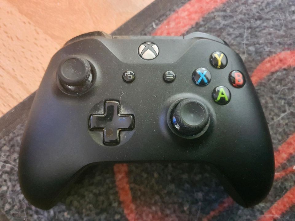 Xbox one x + Controller in Velbert