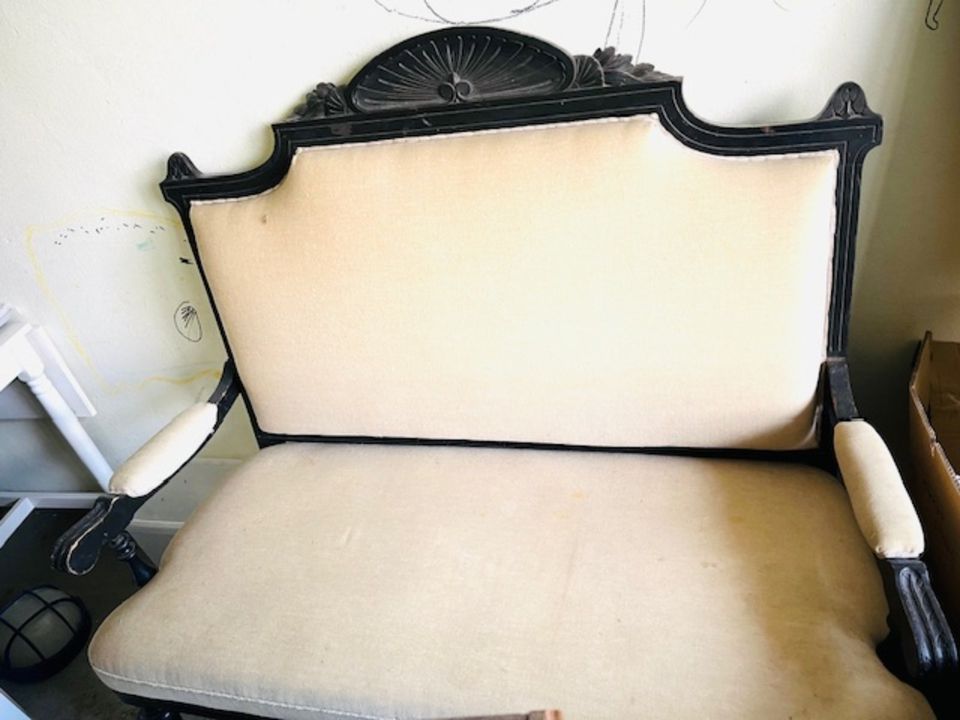 Antikes Sofa mit Stoffbezug aus Echtholz in Bassum