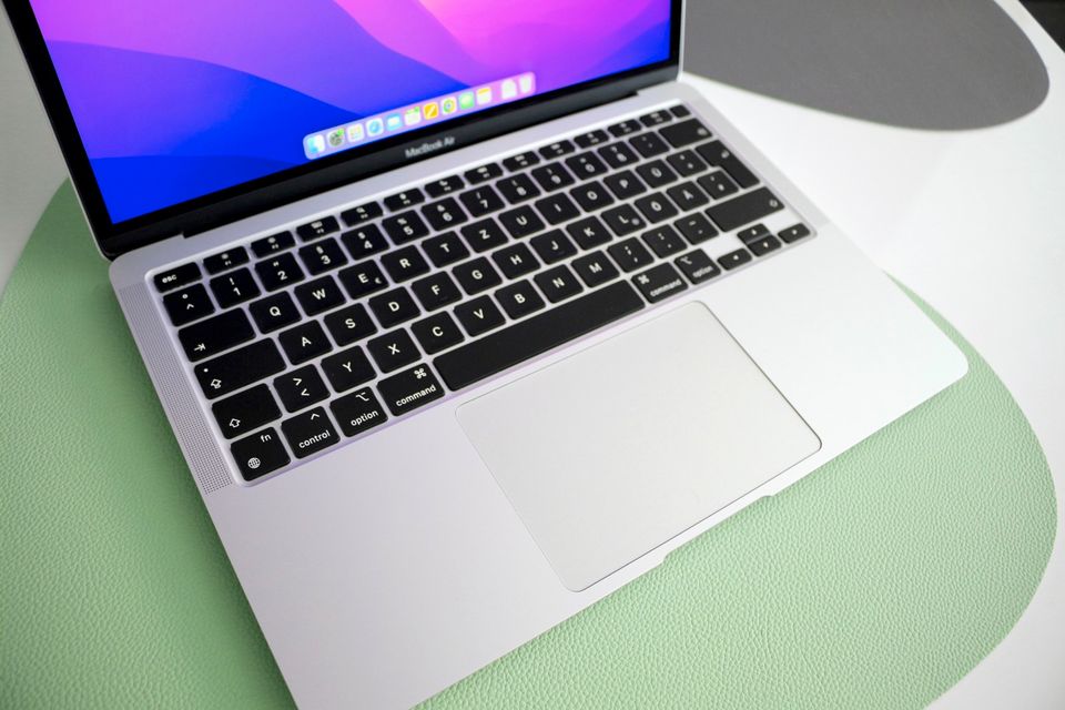 MacBook Air M1 Chip, 8 GB, 256 GB, Silber in Mönchengladbach