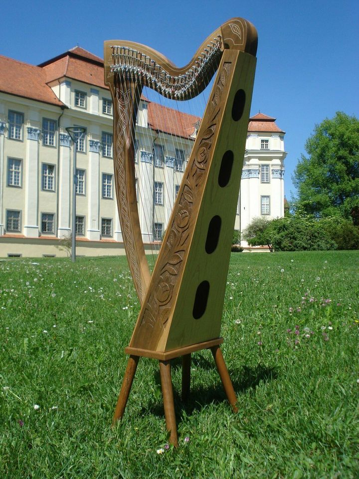 Unsere Region Harfe 29 Saiten Walnuss + Füße + Tasche + Zubehör in Horgenzell