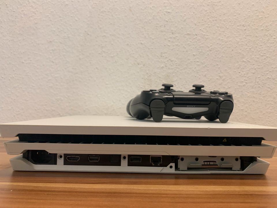 PlayStation 4 Pro weiß 1 TB + 2 Controller in Esslingen