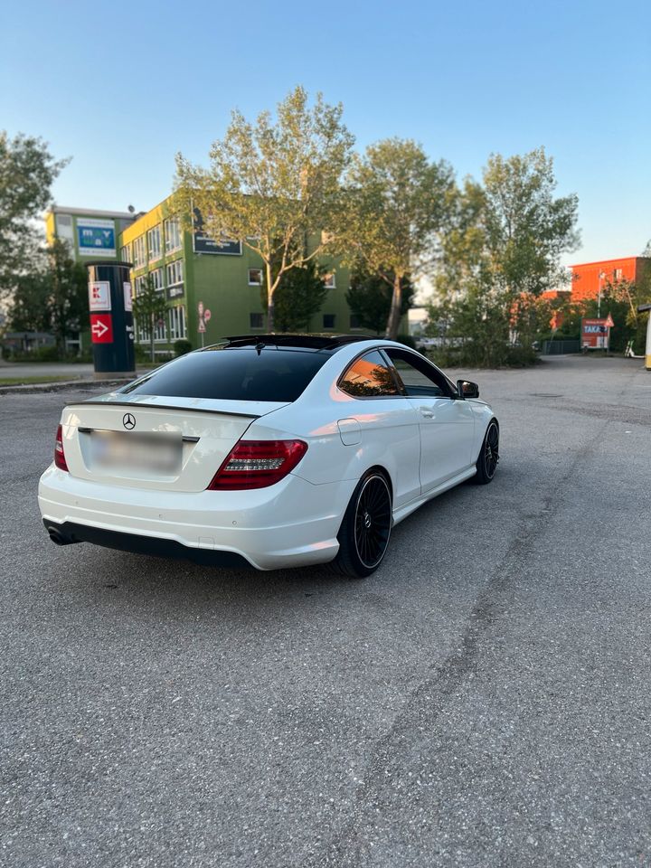 Mercedes Benz C250 Coupé amg line DISTR. Plus, Pano., uvm… in München