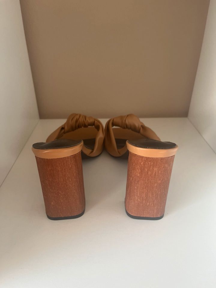 Sandalen/Mules aus veganem Material mit Bockabsatz Größe 39 in Köln