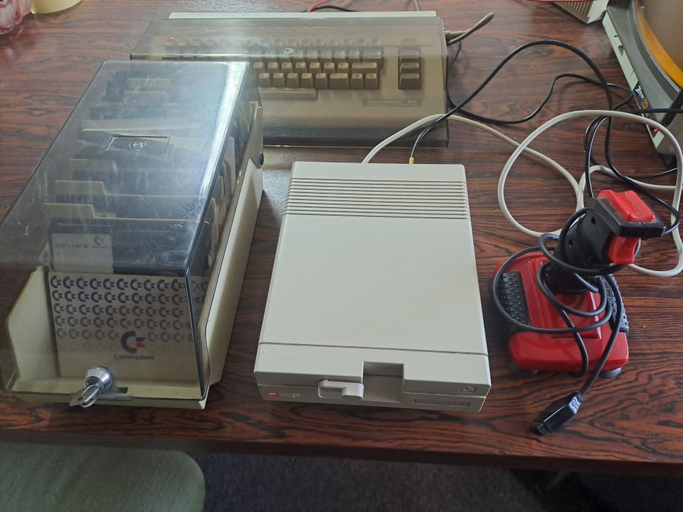 Commodore C 64 C mit Zubehör in Gießen