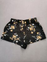 Shorts mit Blumenmuster | schwarz gelb weiß | H&M | Gr. 38 Niedersachsen - Celle Vorschau