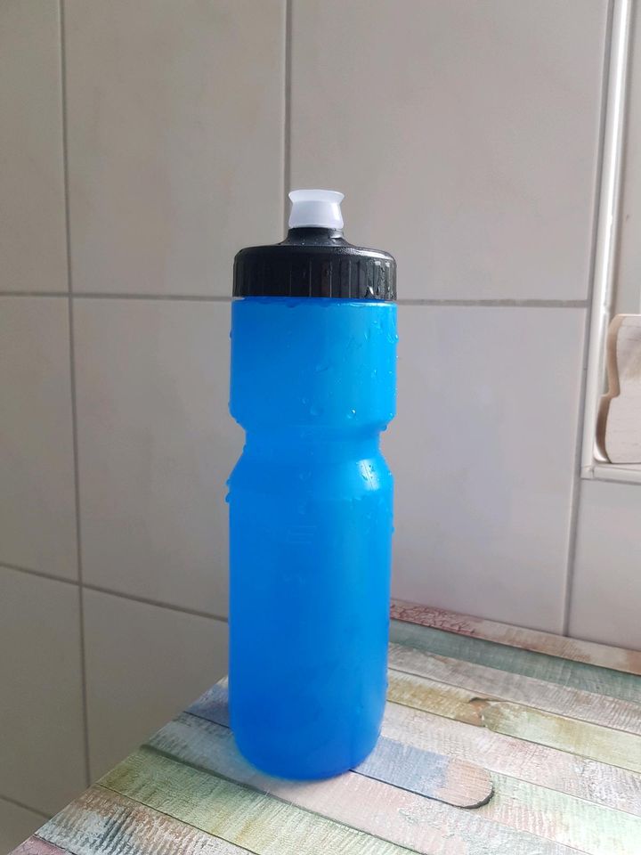 Neue Blaue Cube Wasserflasche in Schlangen