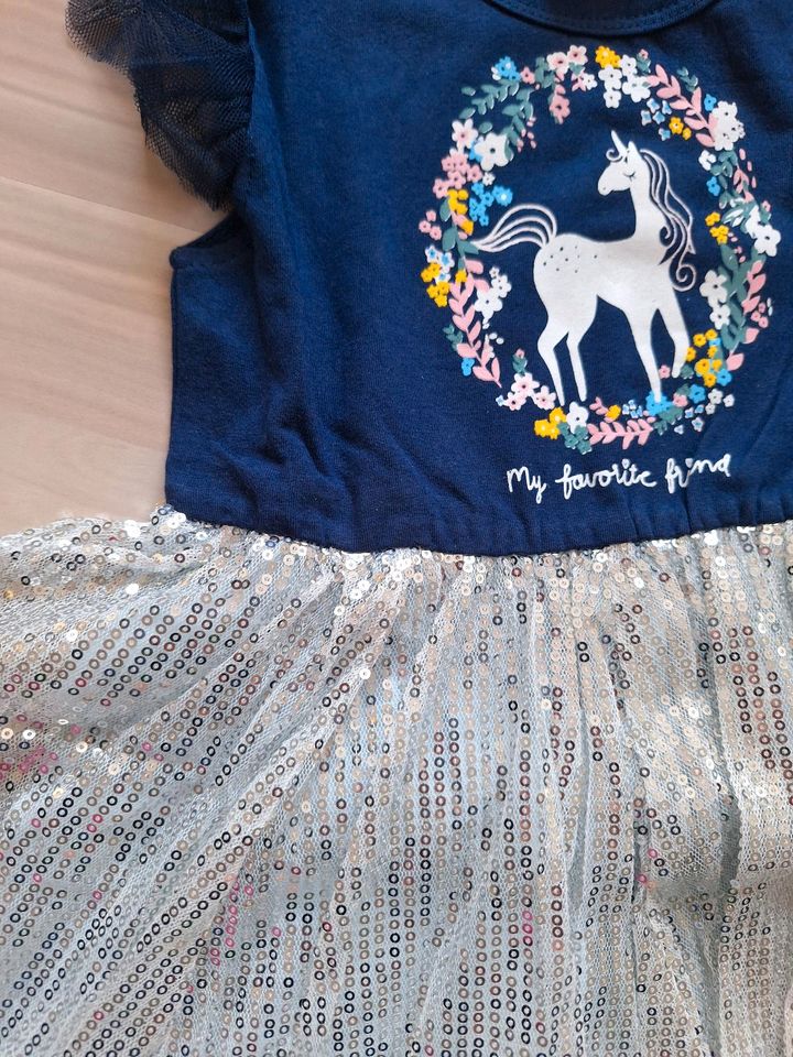 Kleid mit einhorn 104-110cm in Berlin