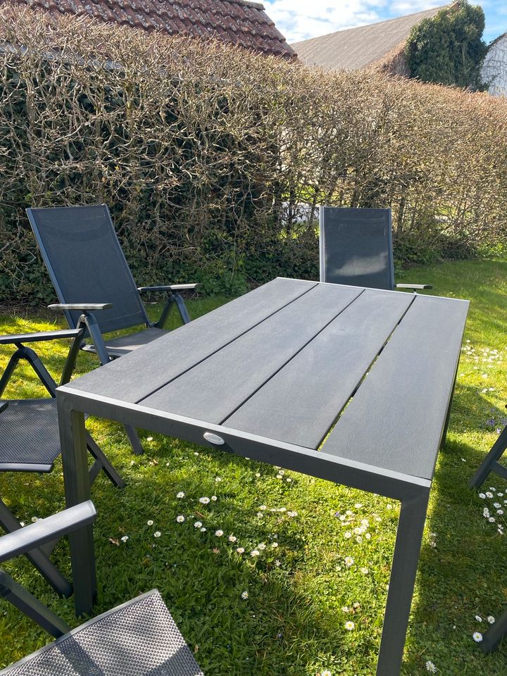 Jysk Gartenmöbel Set schwarz Tisch und Stühle in Abensberg