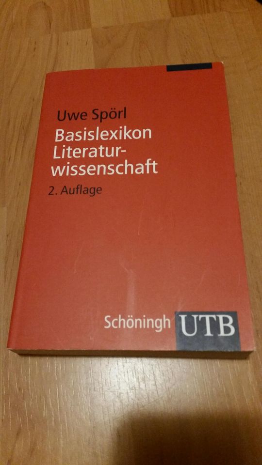 U. Spörl: Basislexikon Literaturwissenschaft (2.Aufl., UTB Verlag in Großenkneten