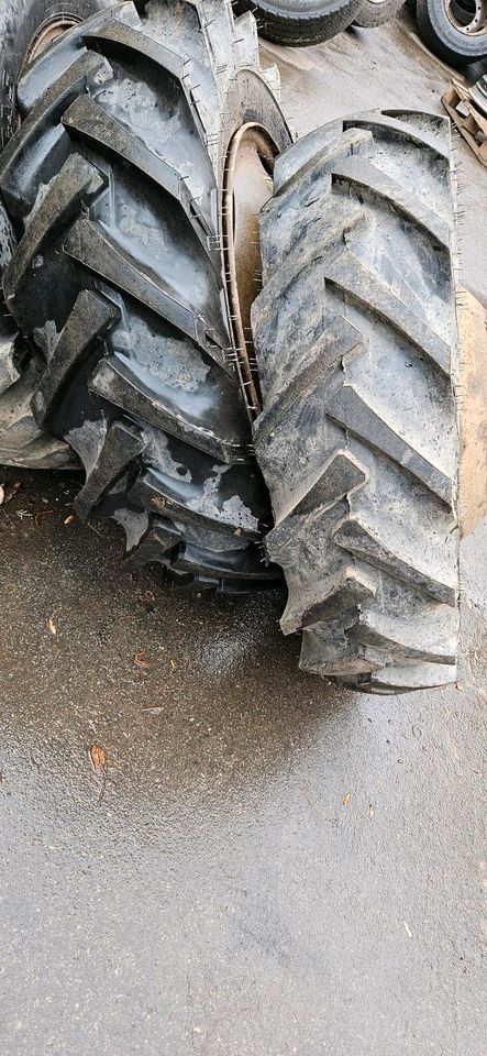 Bagger Reifen mit Felgen in Roßwein