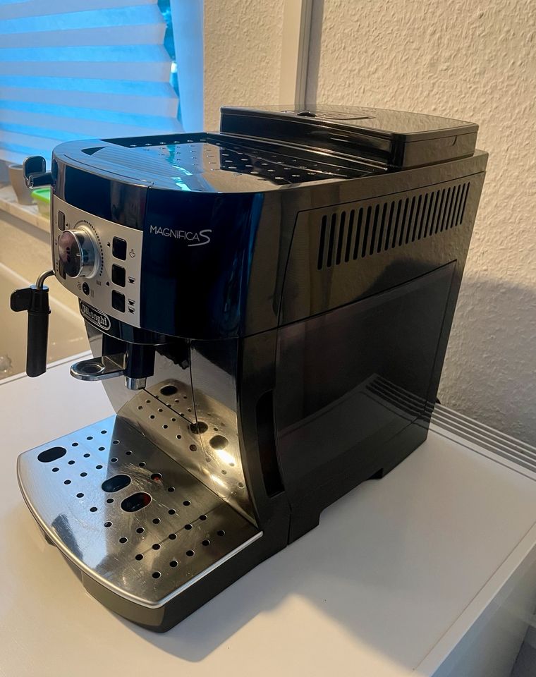 Kaffeevollautomat DeLonghi Magnifica S in Hannover