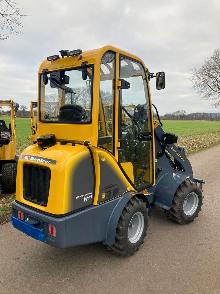 ✔️ EUROTRAC W11 Multifunktionslader mit verglaster Kabine ✔️ Ideal für Bauern, Züchter, Gärtnereien, Landschaftspfleger & Grundstücksverwalter - 1000kg Hebefähigkeit, 850kg Kipplast, 285cm Hubhöhe, in Heemsen