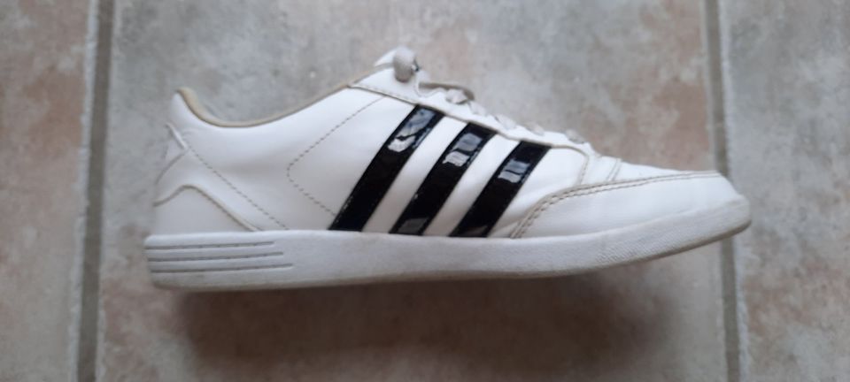 Adidas Damen Schuhe, weiß, schwarze Streifen, Gr. 39, gebraucht in  Nordrhein-Westfalen - Remscheid | eBay Kleinanzeigen ist jetzt Kleinanzeigen