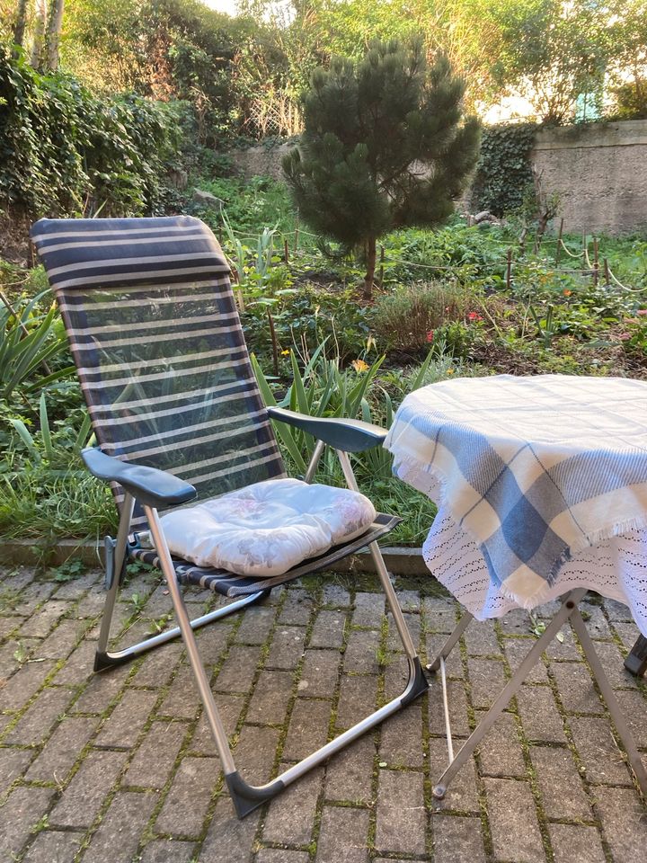 Garten / Balkon Set : Tisch mit Stühlen und Kissen und Tischdecke in Wiesbaden