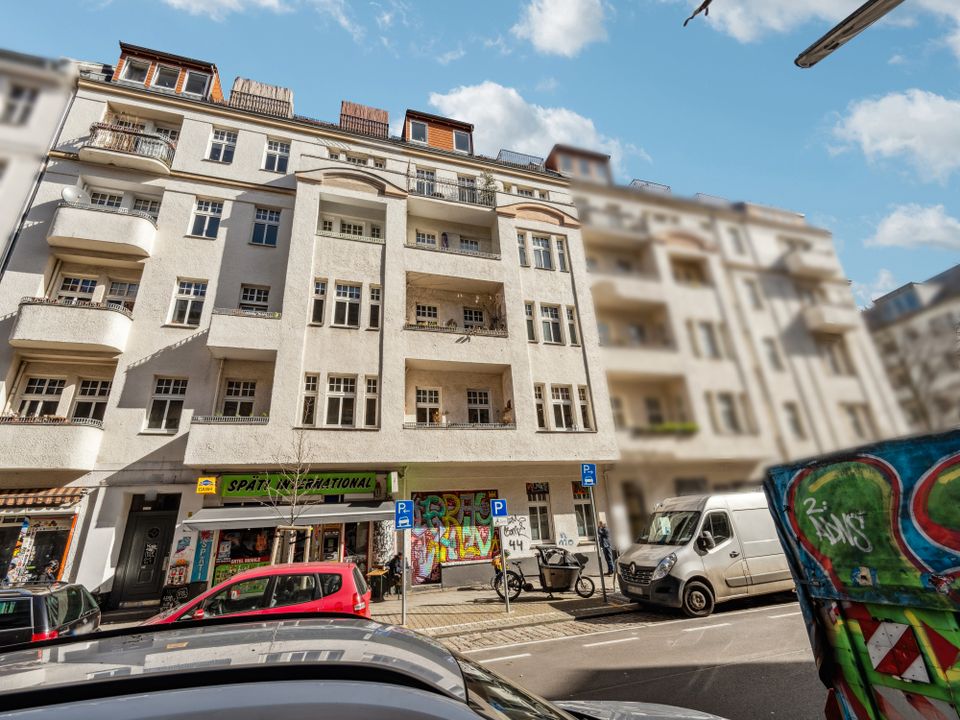 Bezugsfreie 2-Zi-Altbauwohnung m. Stuck u. Balkon, Design-Essküche im beliebten Reuterkiez Neukölln in Berlin