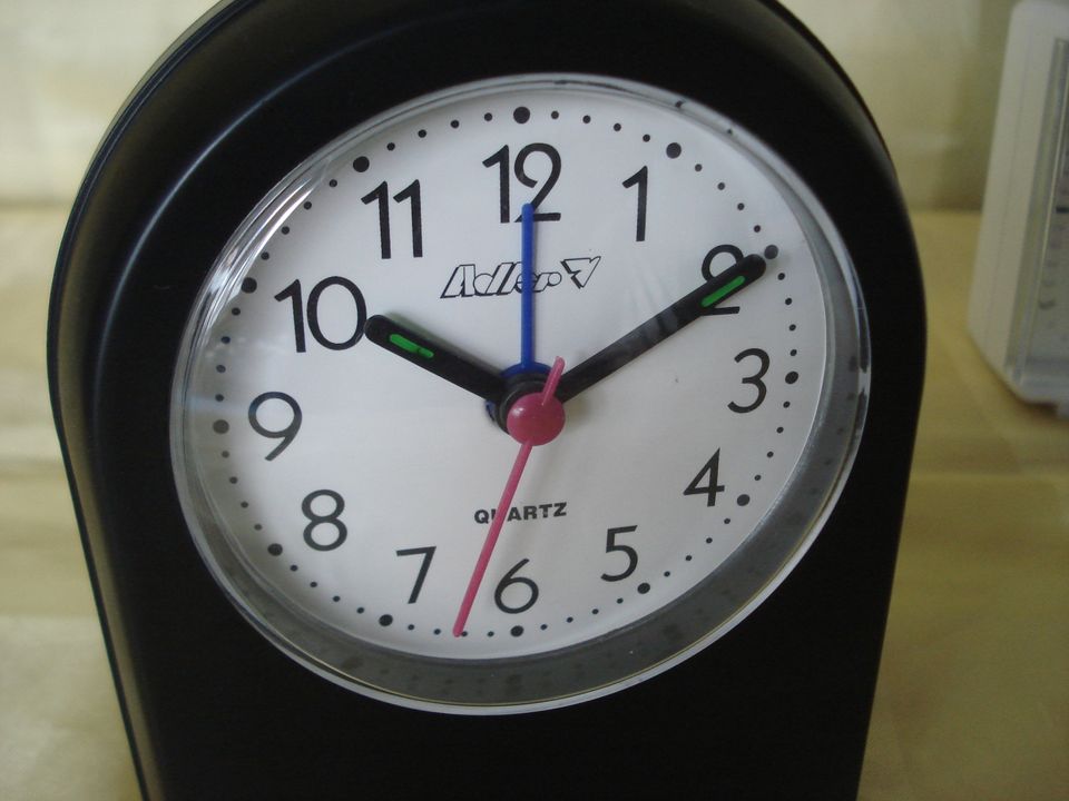 Uhr, Tischuhr, 2 Wecker, Kurzzeitwecker +Zeitschaltuhr g. Kaffee in Rostock