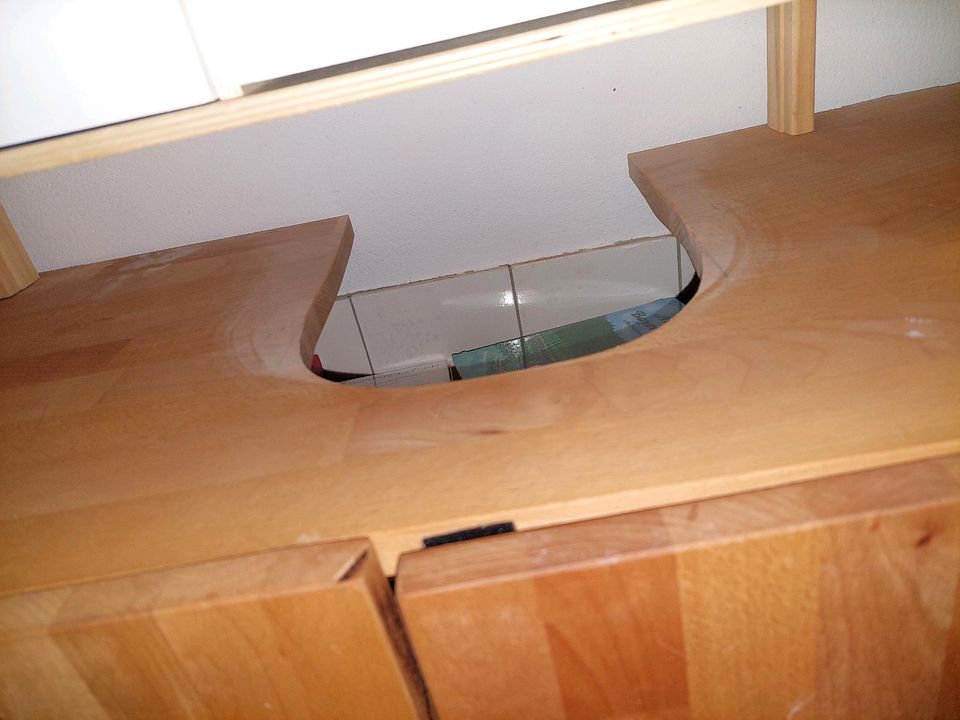 Spiegelschrank und Waschbeckenunterschrank aus Vollholz in Lübeck