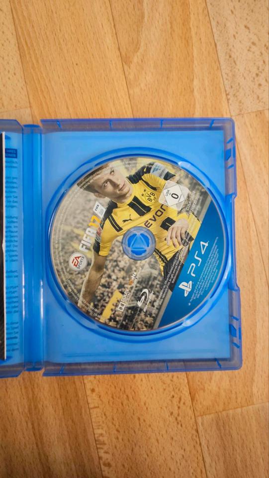 PlayStation 4 mit 4 Controllern, Spielen & Zubehör – Komplettset in Berlin