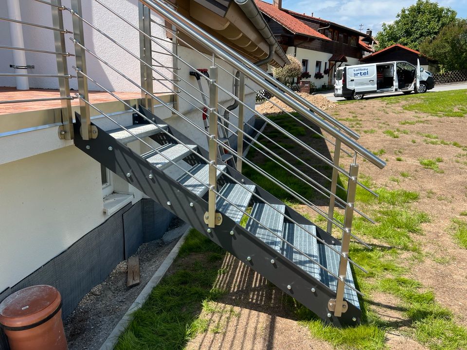 Biete Tische , Bänke , Geländer , Balkone, Treppen usw. in Thyrnau