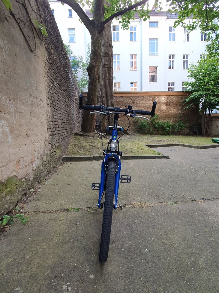 Blaues Jungen Fahrrad, 24 Zoll Reifen, Rahmengröße 38 in Berlin
