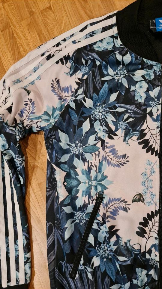 Adidas Jacke Print weiß blau schwarz XS S 34 in Hamburg