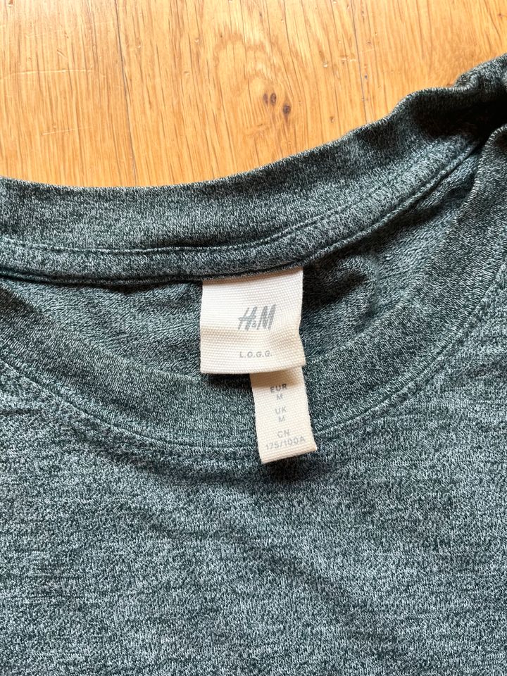 Grün-grau meliertes Tshirt mit Palme H&M in Berlin