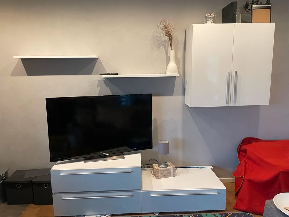 Wohnwand Möbel Wohnzimmer TV Schrank Schrankwand weiß Hochglanz in Flieden