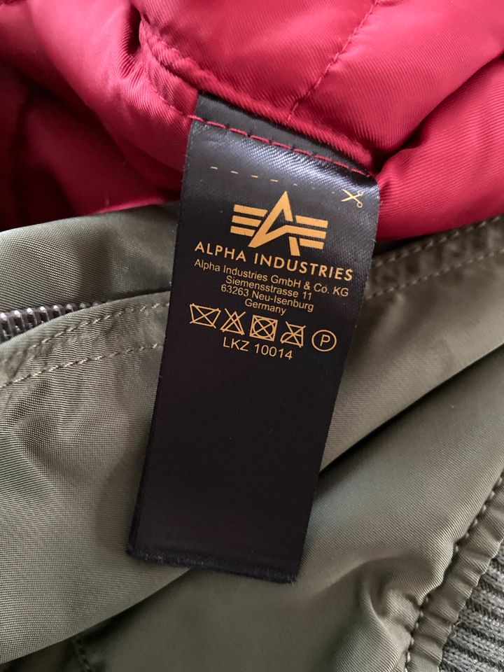 Alpha Industries Bomberjacke Größe S grün in Reutlingen