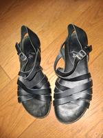 Schwarze Leder-Sandalen, wenig getragen, Größe 39 Hessen - Buseck Vorschau