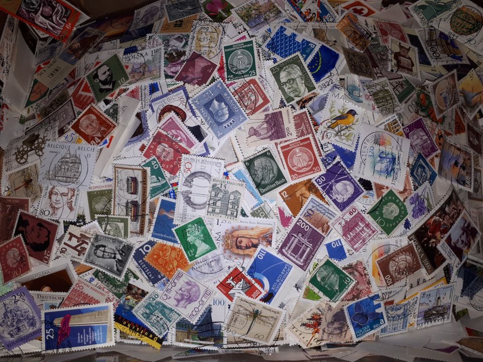 150 verschiedene Briefmarken alle Welt in Markt Wald