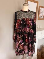 Kleid Zara Gr. S (auch mit M tragbar) Volants Niedersachsen - Rastede Vorschau