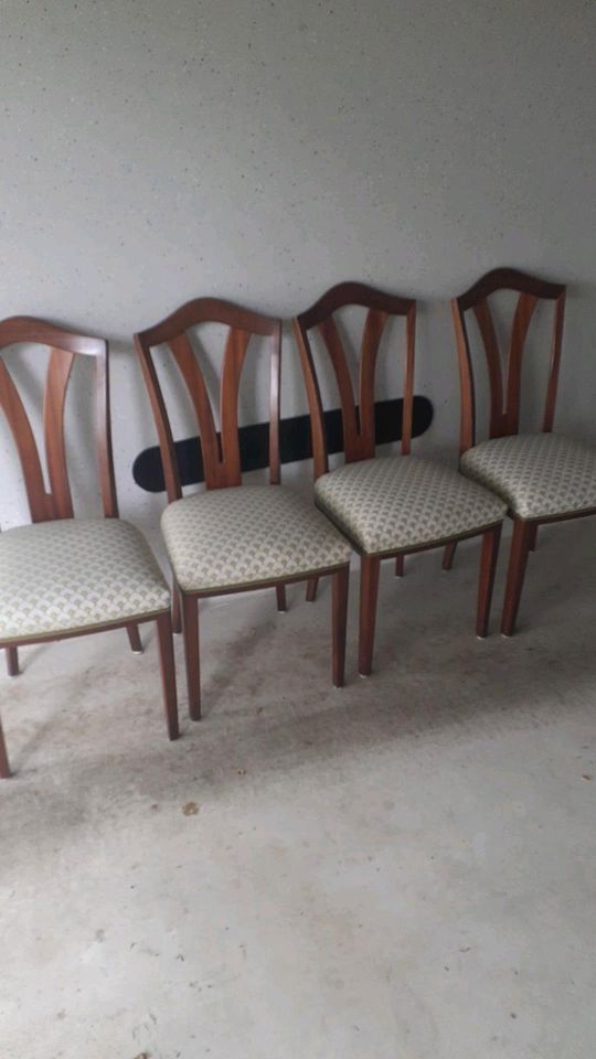 Vier Stühle in Moers