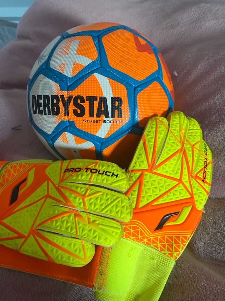 Derbystarball und torwardhandschuhe in Neustadt