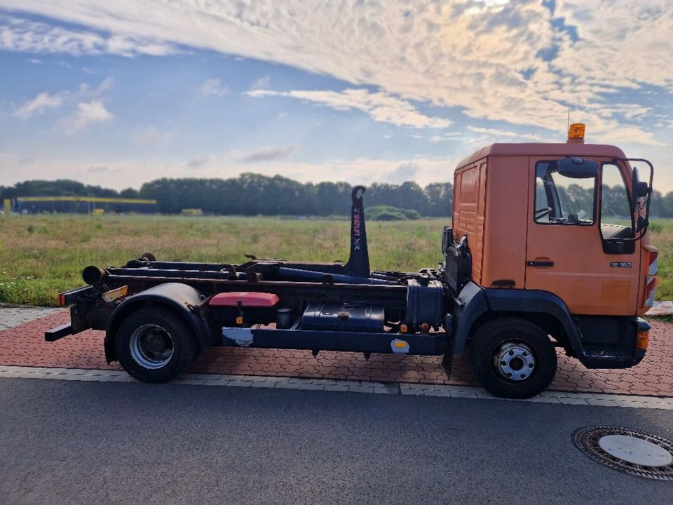 MAN L2000 12-163 Abrollkipper Hiab Multilift XR7 Container. in Schneverdingen