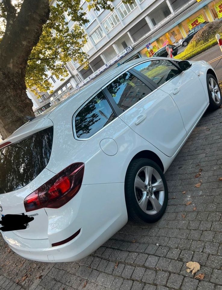 Opel Astra Sports Tourer in Wuppertal