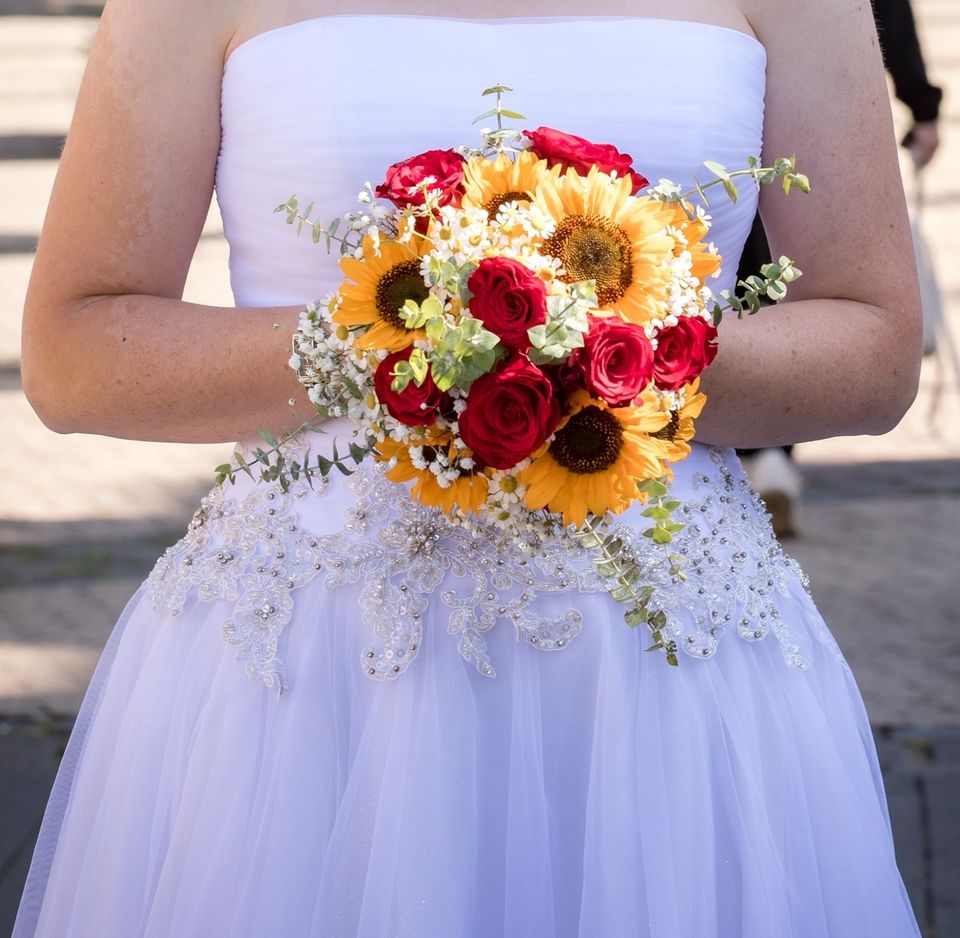 trägerloses Brautkleid, Gr. 42 mit Schnürung in Neuwied