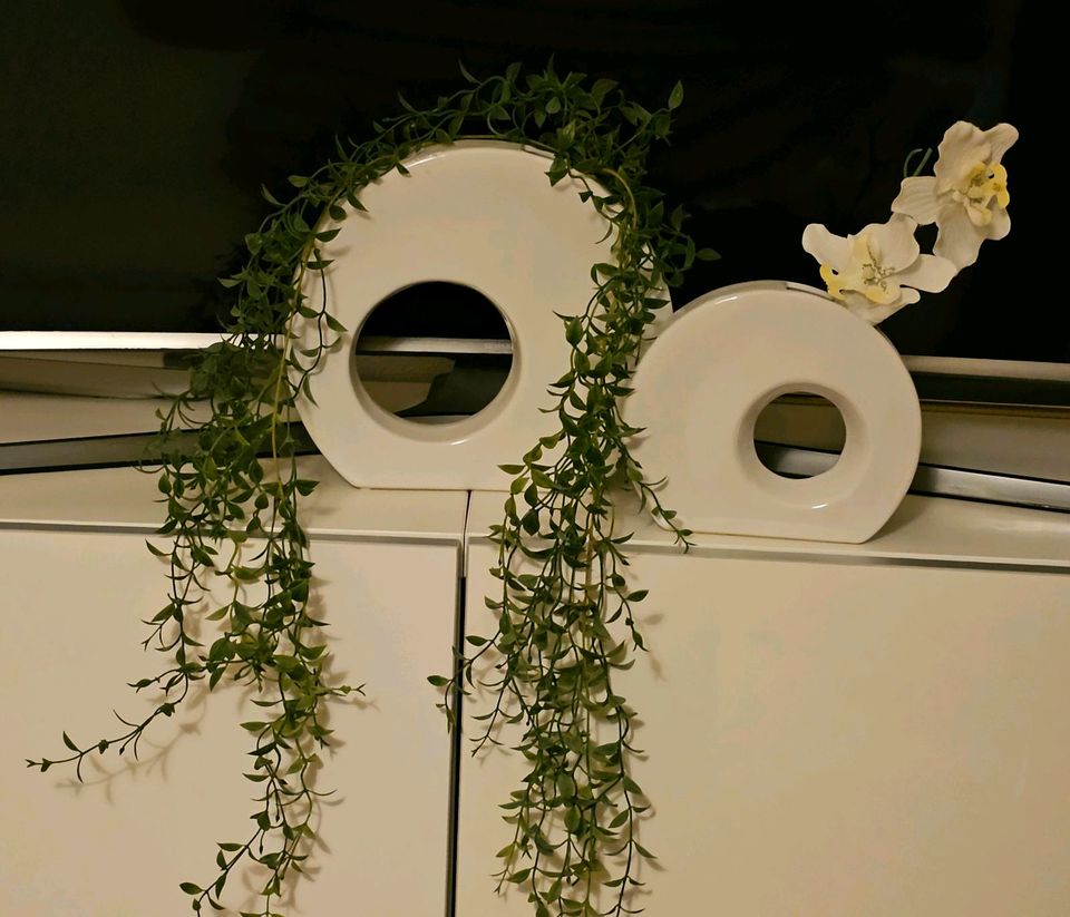 Duo Deko Dekoration Porzellan Ring Vase mit Kunst Blumen Orchide in Hannover