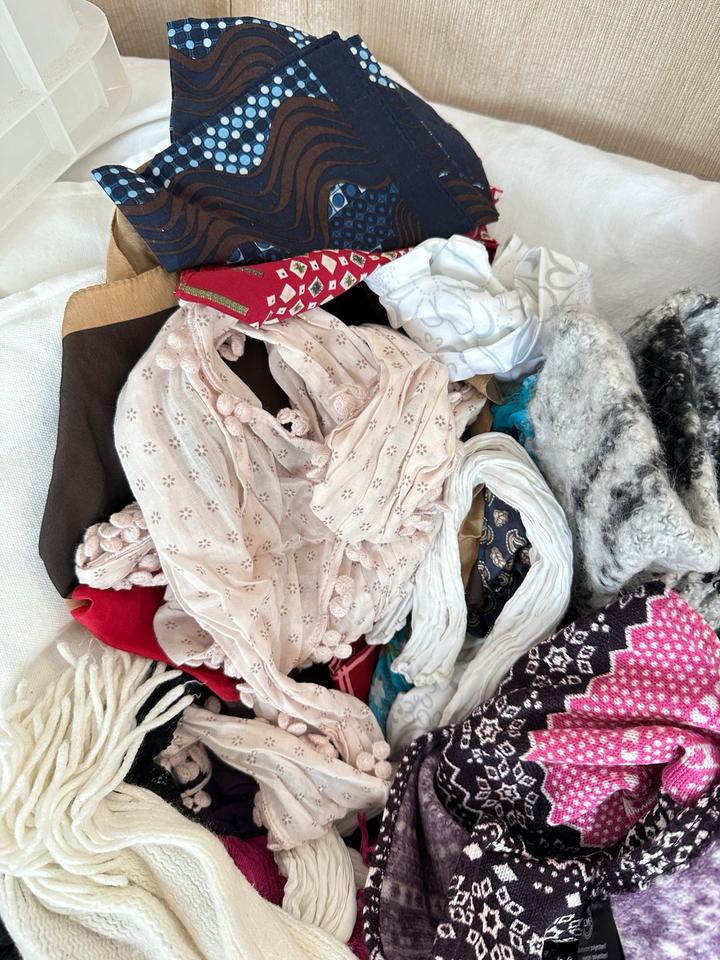 Diverse Tücher, Schals edc, Cecil, Street one,.... 1 € pro Stück in Bad Bederkesa