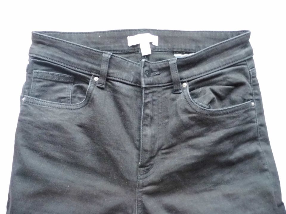 Gr. 40 Jeans schwarz H&M unten abgeschnitten 5Pocket in Windeck