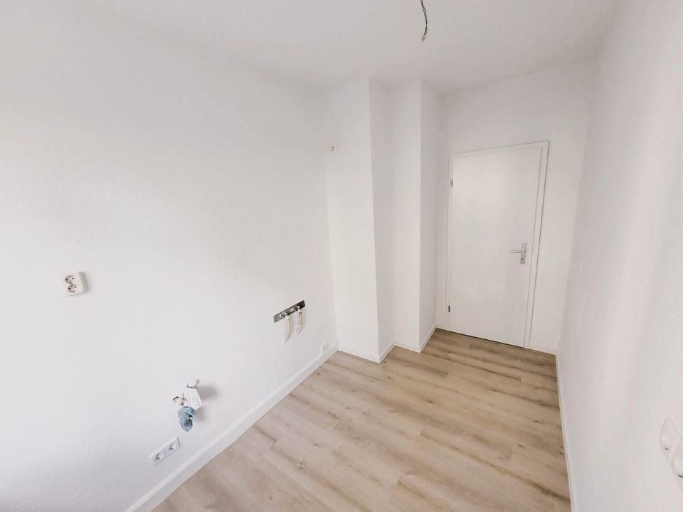 Frisch sanierte und modernisierte helle 57,94 qm 3-Zimmer Wohnung mit Balkon, mitten im Grünen mit Garten Mitbenutzung, Parkplatz direkt vor der Haustür, nur 1 min. zum Supermarkt! in Osterfeld