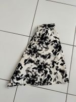 H&M Damen Midi Rock schwarz/weiß/grau Print floral A-Linie Gr. 34 Baden-Württemberg - Friedrichshafen Vorschau