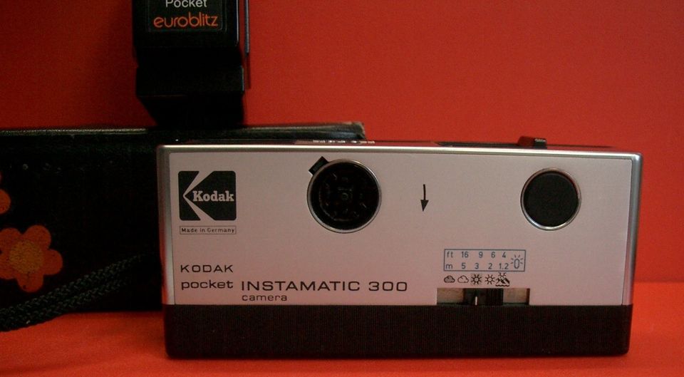 Kodak pocket Instamatic Camera 300 Blitzgerät Etui ca.1970 in Würzburg