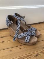 TOMS Keilabsatz Sandalen Gr.6,5/37 blau weiß Wandsbek - Hamburg Eilbek Vorschau