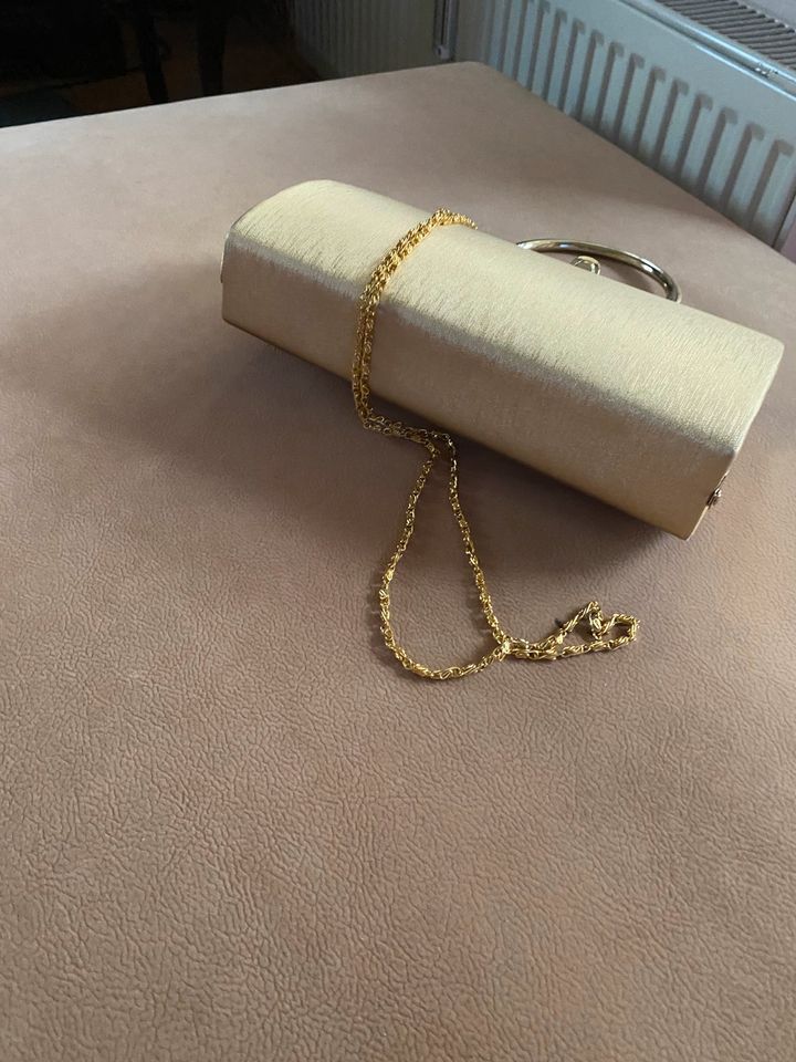 Schöne Clutch Tasche mit Henkel und Kette, Farbe Gold in Hamburg