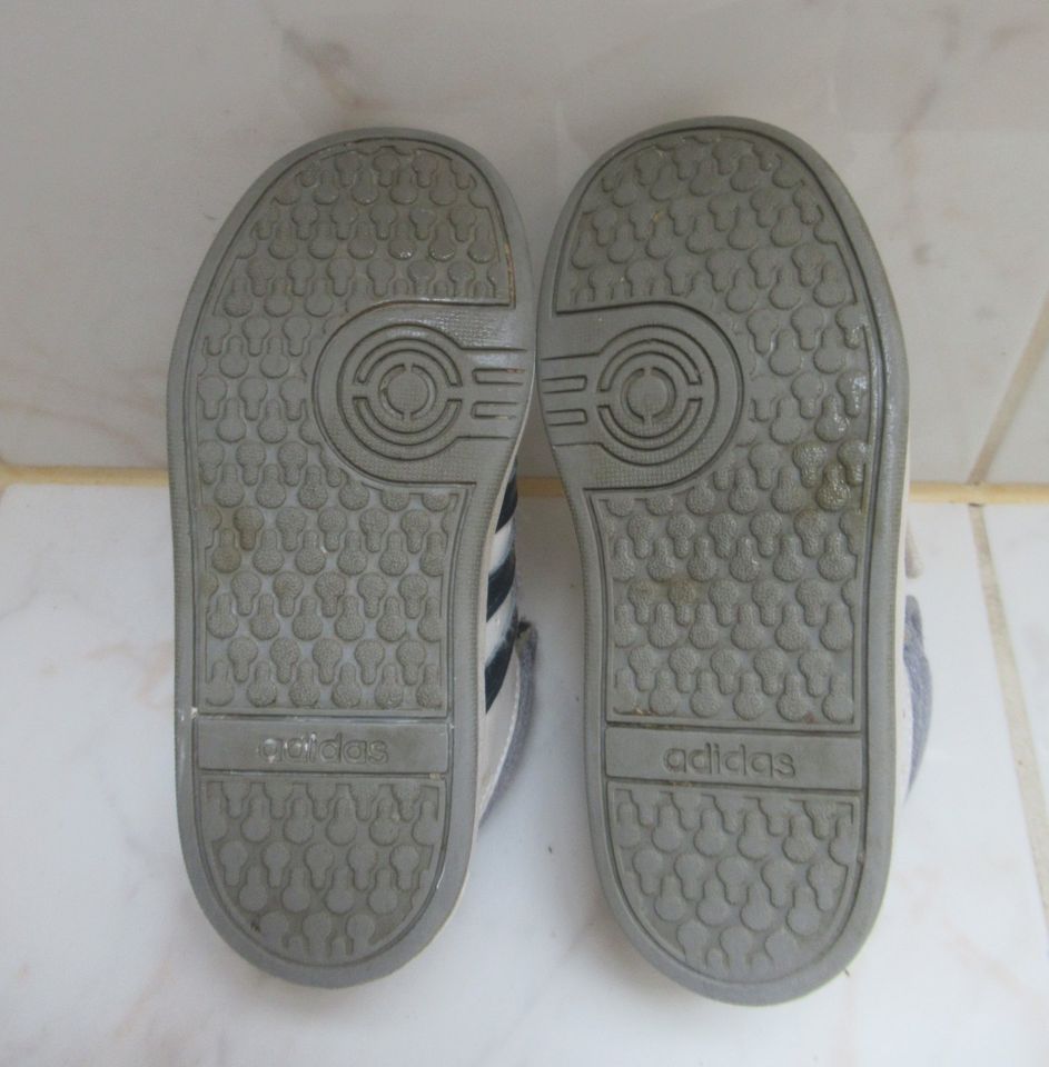 ADIDAS Sneaker Schuhe Gr. 26 weiß unisex Klettverschluß in Werdau
