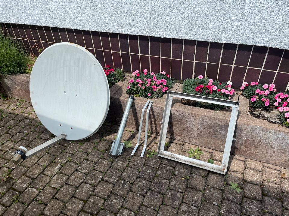 Satellitenschüssel mit Balkonständer in Pforzheim